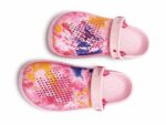 ⁦Women’s Printed Crocs Clogs⁩ - الصورة ⁦3⁩